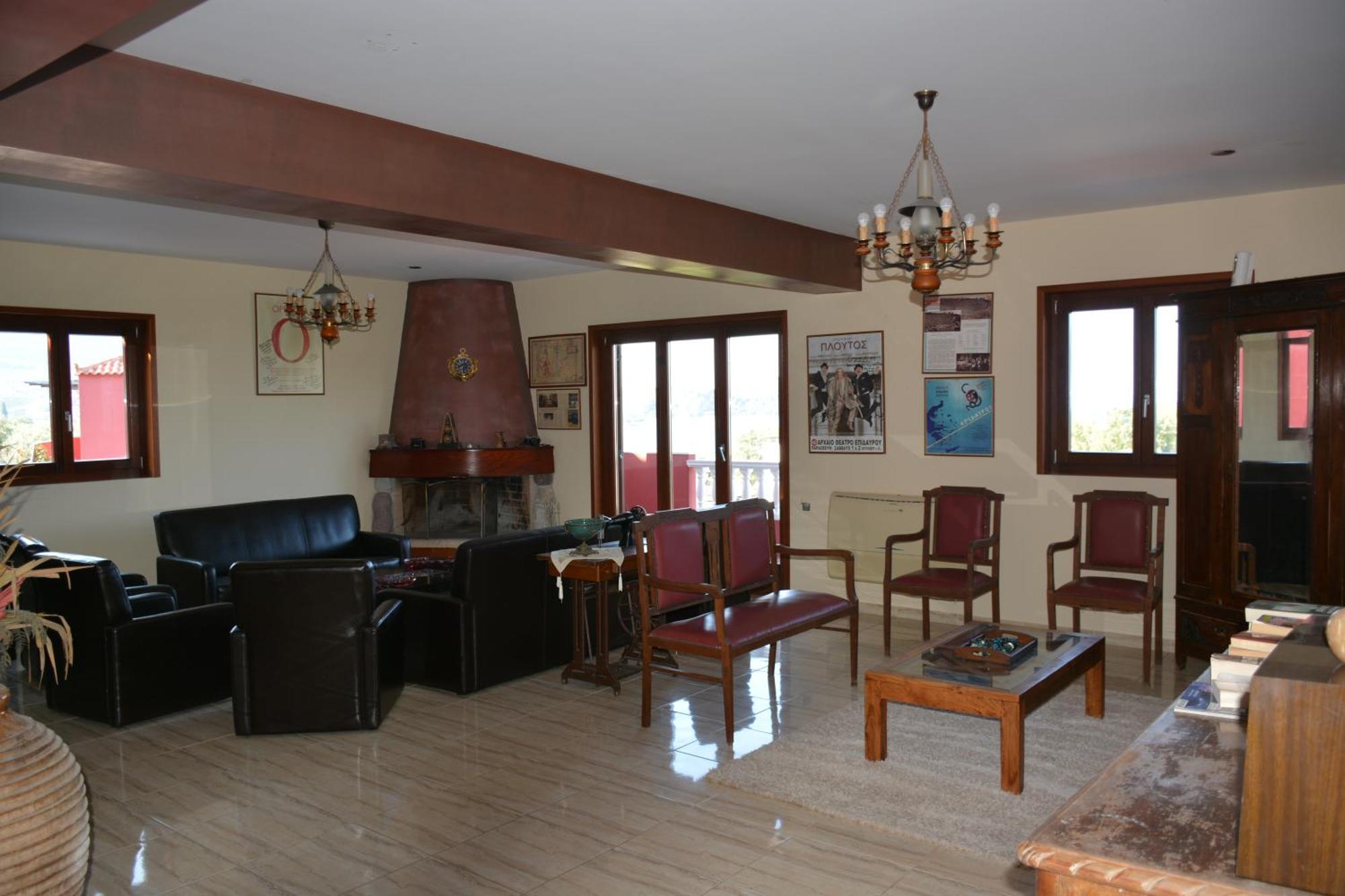 Aristotelis Epidaurus Luaran gambar